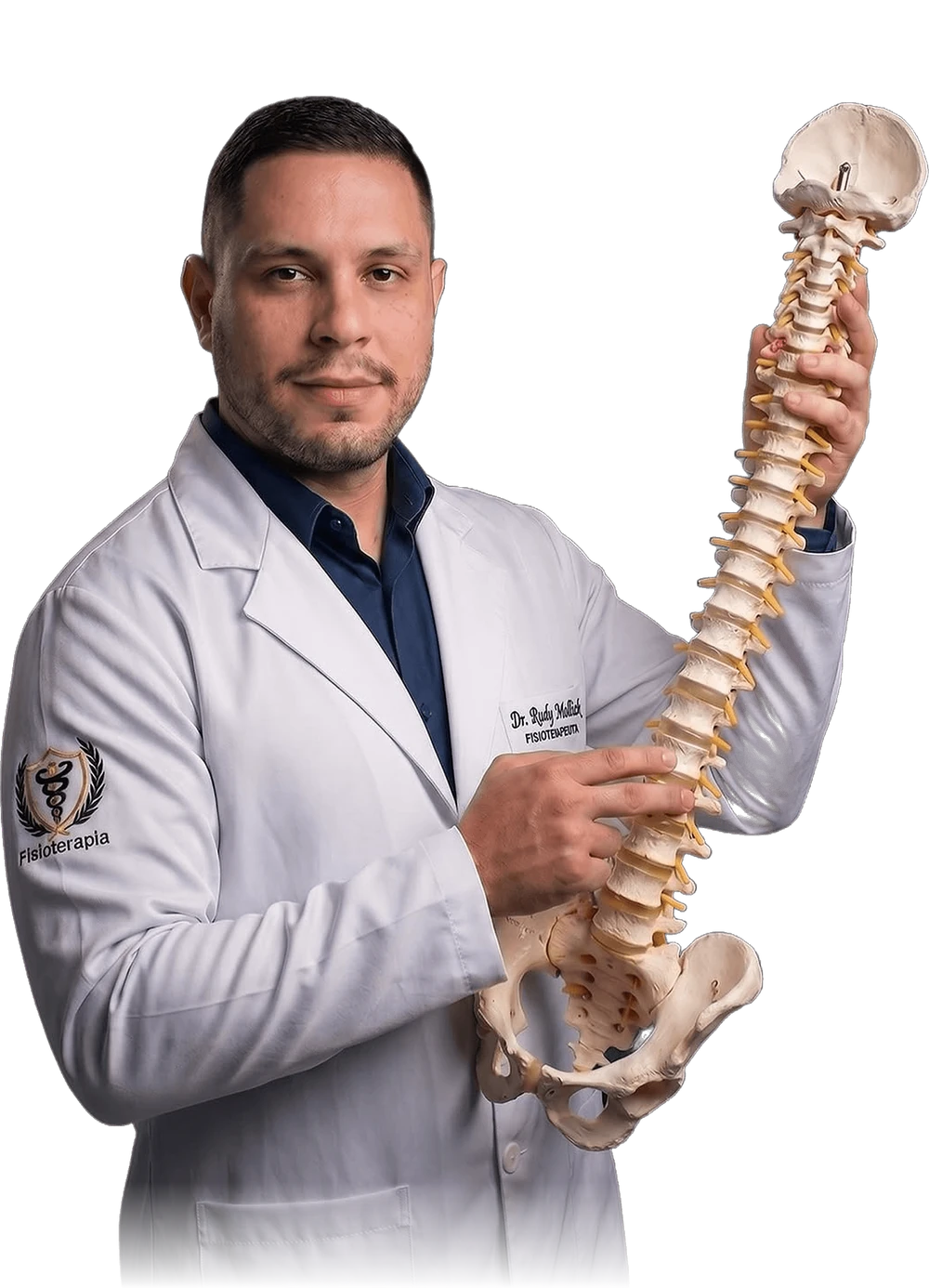 Rudy Mollick, de jaleco, segurando um modelo anatômico da coluna vertebral